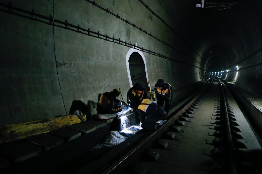 冯坡镇铁路运营隧道病害现状